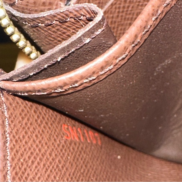 Authentic Louis Vuitton zippy coin purse - Picture 7 of 7